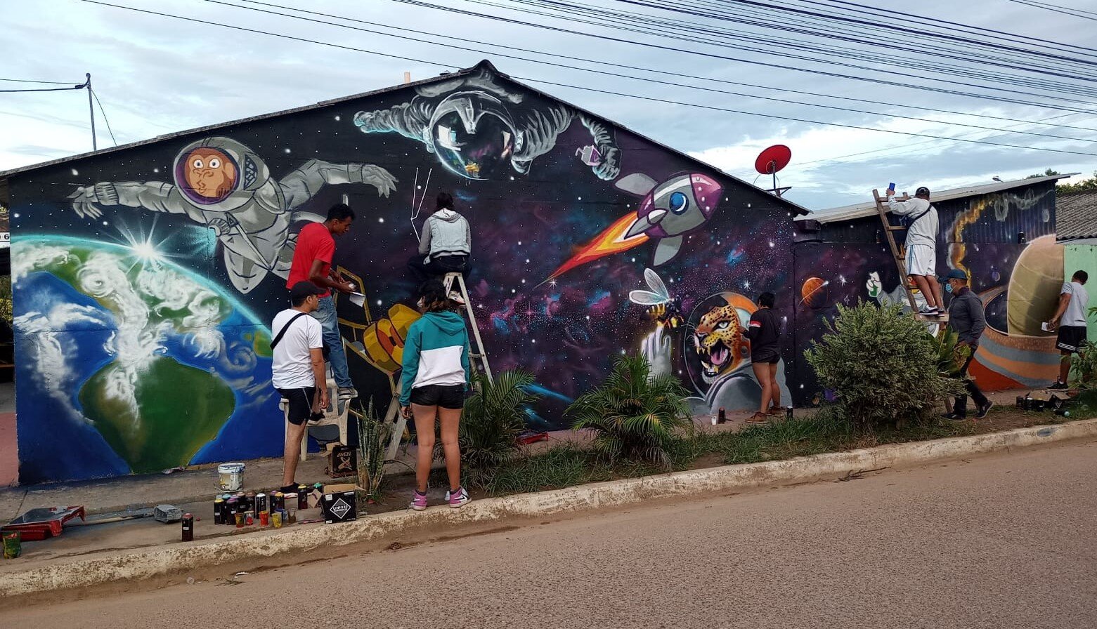 Los jóvenes que participaron en el proyecto, realizaron la pintada de 6 murales. 