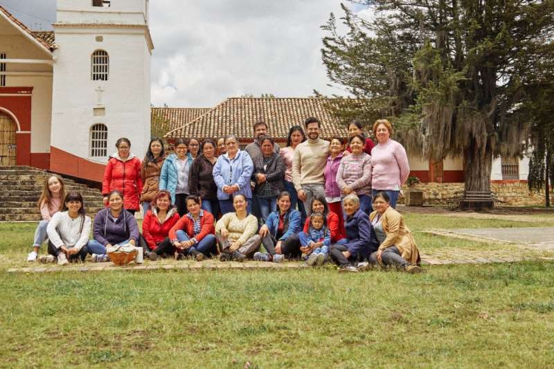 Historias Hechas a Mano: promueve la cultura y tradición de artesanas de Guatemala, México y Colombia.